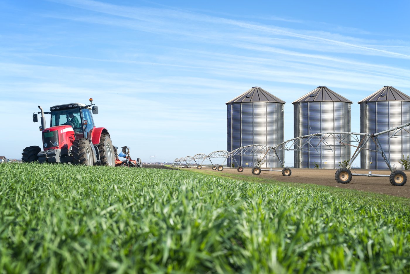 Maquinaria agrícola y silos de almacenamiento en un campo de cultivo