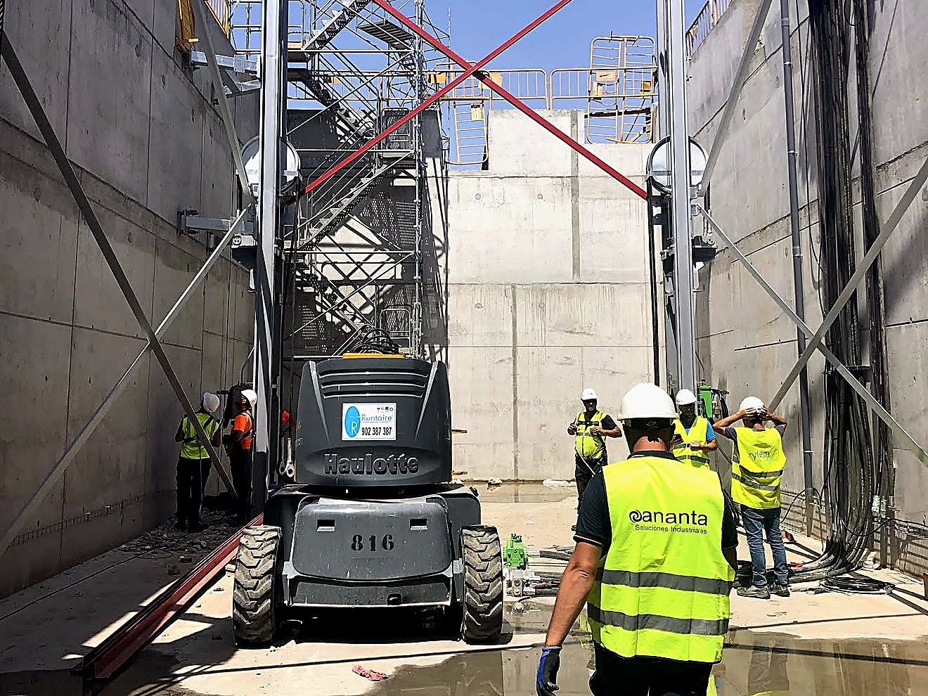 Técnicos de ANANTA durante un montaje industrial con plataforma elevadora