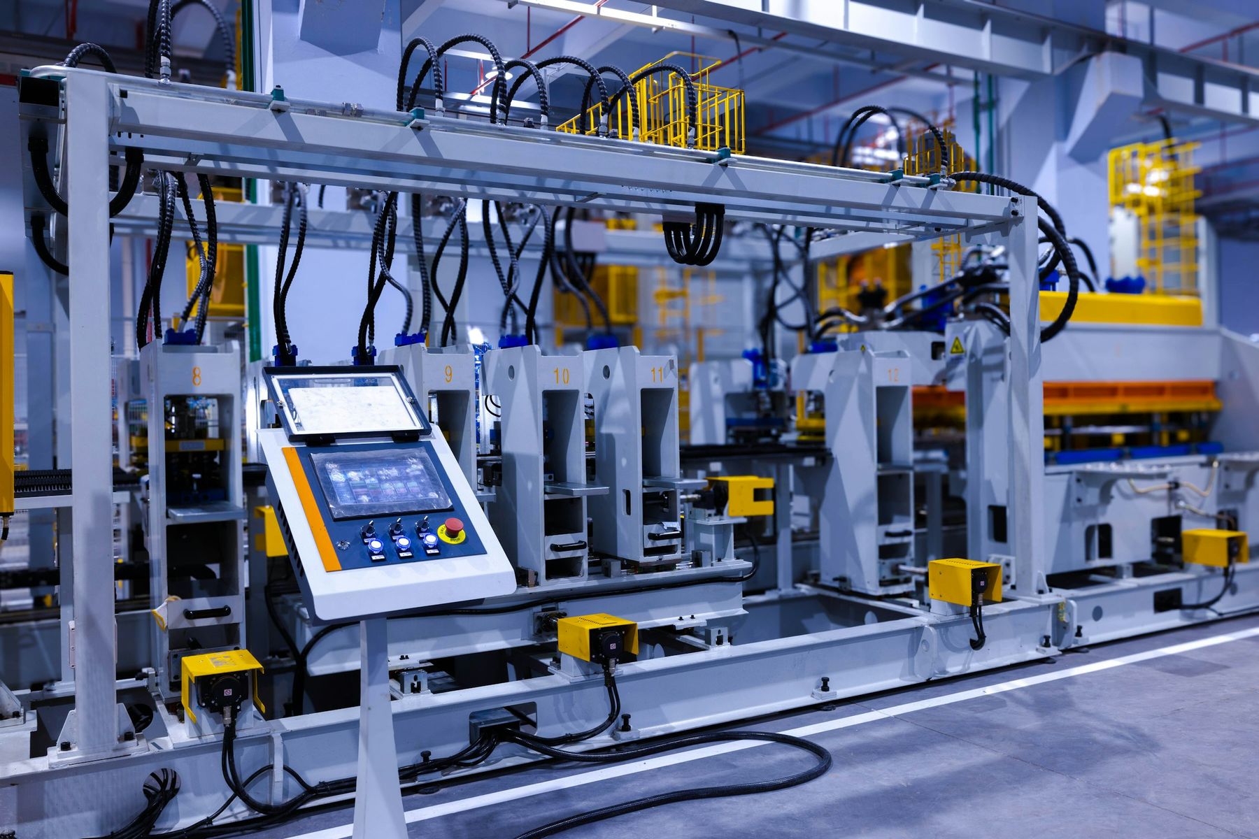 Línea de producción automatizada con cuadros de control y pantallas HMI