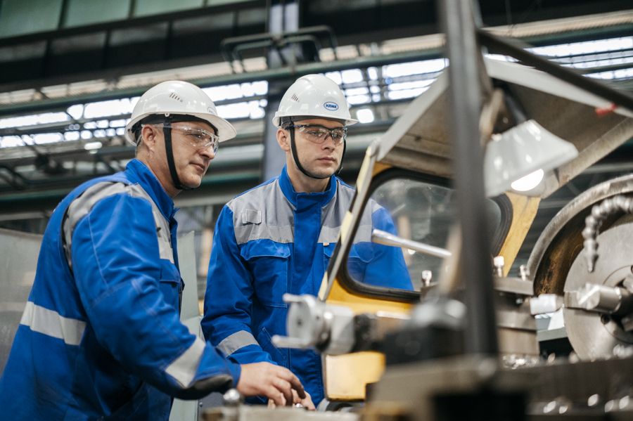 Técnicos trabajando en un montaje industrial