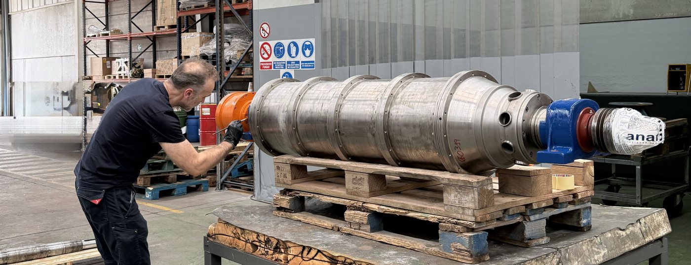 Técnico de ANANTA trabajando en el rotor de un decantador centrífugo en el taller